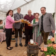 Bürgermeister, Vizebürgermeister, Kustodin und Museumsvorstand stoßen an am Oktoberfest 2019
