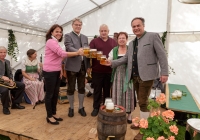 Bürgermeister, Vizebürgermeister, Kustodin und Museumsvorstand stoßen an am Oktoberfest 2019