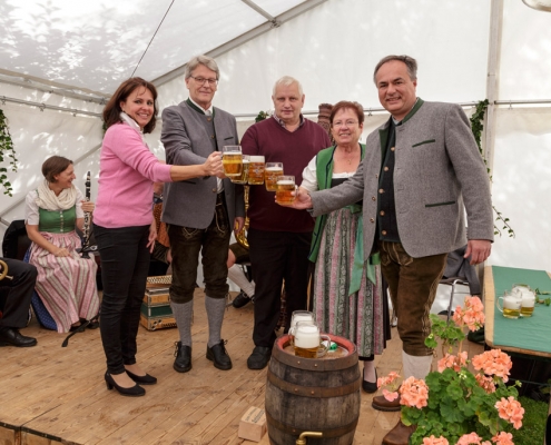 Bürgermeister, Vizebürgermeister, Kustodin und Museumsvorstand stoßen an am Oktoberfest 2019