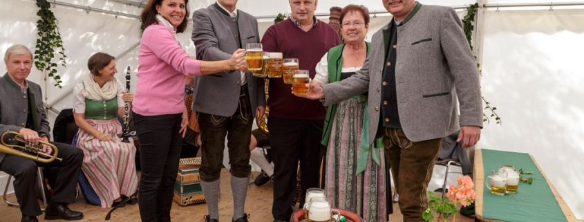 Bürgermeister, Vizebürgermeister, Kustodin und Museumsvorstand stoßen an am Oktoberfest 2019