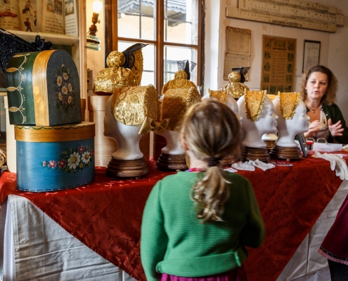 Goldhaubenstickerin am Oktoberfest 2019