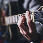 ein Mann spielt Gitarre