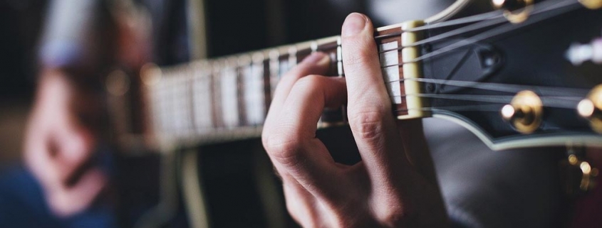 ein Mann spielt Gitarre
