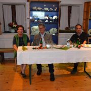 Bürgermeister und Museumsvorstand im Museum