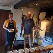 das Bäckerteam beim Brotbacken im alten Holzofen