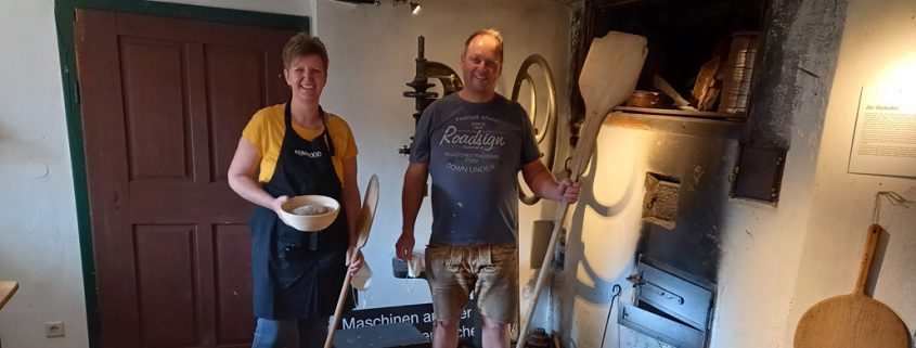 das Bäckerteam beim Brotbacken im alten Holzofen