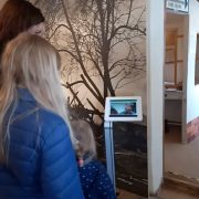 Kinder betrachten ein Video am Tablet im Museum