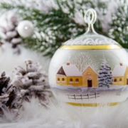 Christbaumkugel mit einer Winterlandschaft