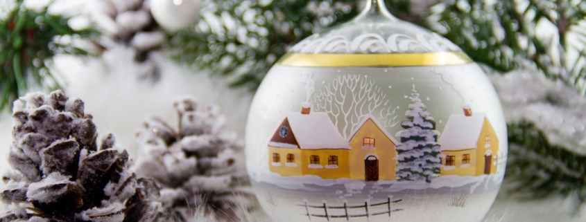 Christbaumkugel mit einer Winterlandschaft