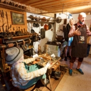 27. Elsbethener Oktoberfest ein Schuster in der alten Schusterei erklärt sein Handwerk