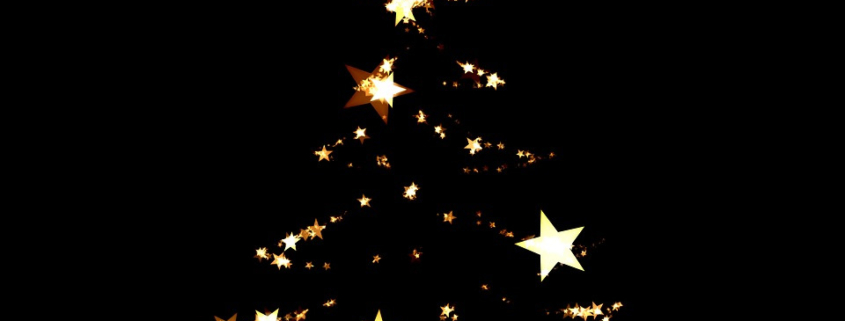 Weihnachtsbaum im dunkeln mit beleuchteten Sternen