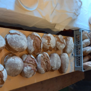 frisch gebackenes Brot aus dem Holzofen im Museum