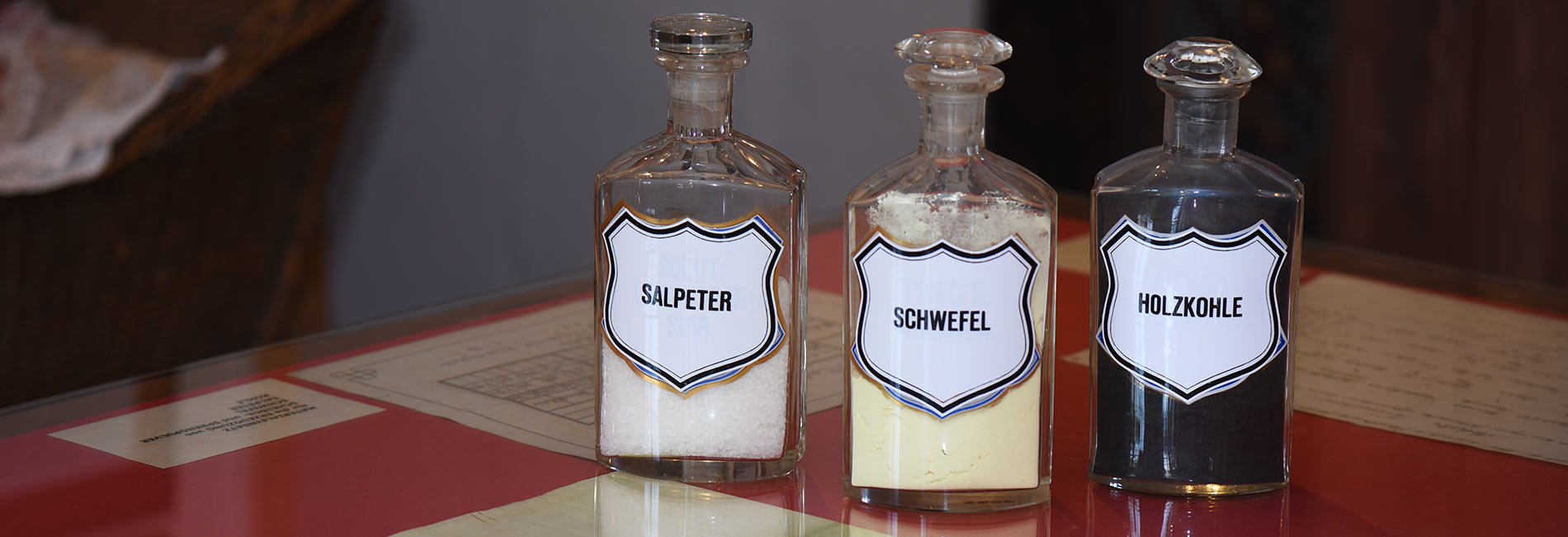 Gläser mit Salpeter, Schwefel und Holzkohle wird für die Herstellung von Schwarzpulver benötigt