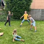 Kinder spielen auf der Wiese beim Museum